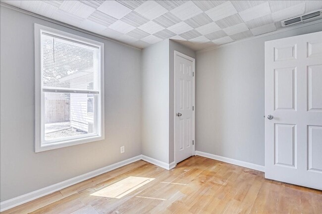 Building Photo - 6046 Hugo Dr
