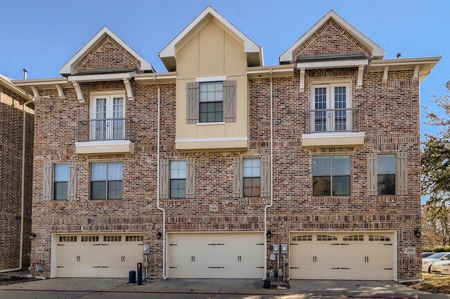Building Photo - 2002 Azure Pointe
