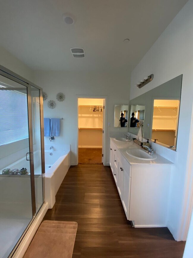 Building Photo - Welcome to the Best Deal in Town. Fully furnished 4 BD 2 BA house on a corner lot