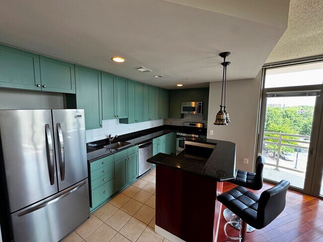 Building Photo - Luxury Fully Furnished 2BR/2BA Corner Cond...