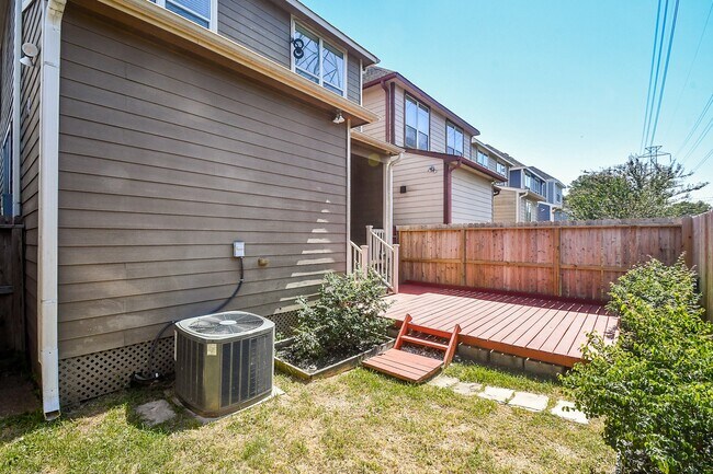 Building Photo - 3313 New Garden View Ln
