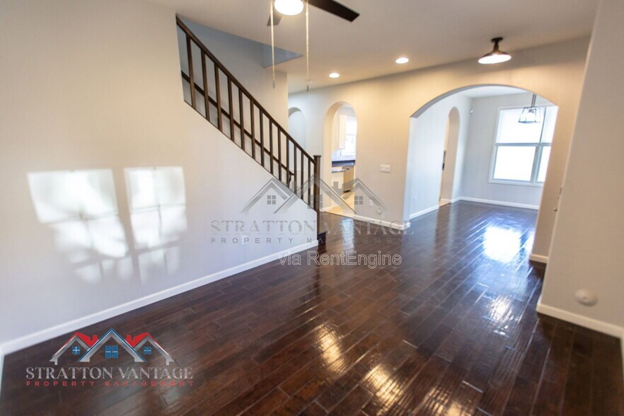 Building Photo - 829 S Huish Dr
