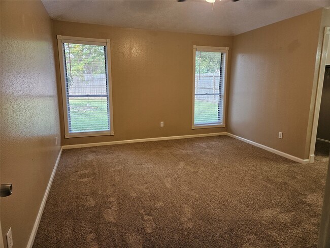 Building Photo - 2704 Orion Dr