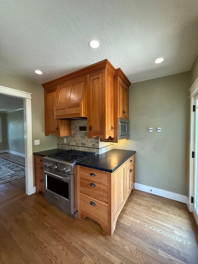 Building Photo - 2 Bedroom 1 Bathroom Updated Single Family...