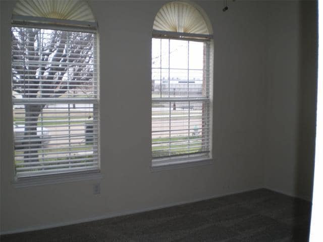 Building Photo - 2213 Willow Dr
