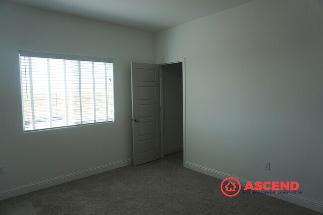 Building Photo - MOVE-IN SPECIAL: $500 Off Your First Month’s Rent! Beautiful home available in the desirable Goss...