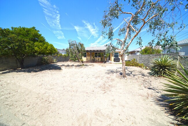 Building Photo - 11252 Delano St