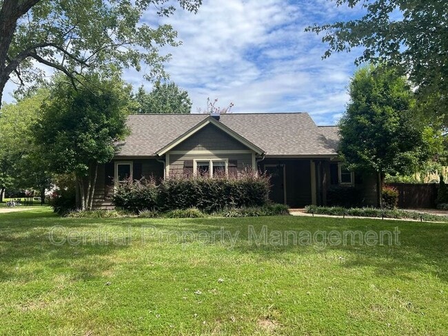 Primary Photo - 203 Walker Way
