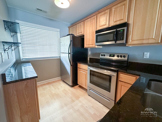 Building Photo - 1215 Green Oaks Ln