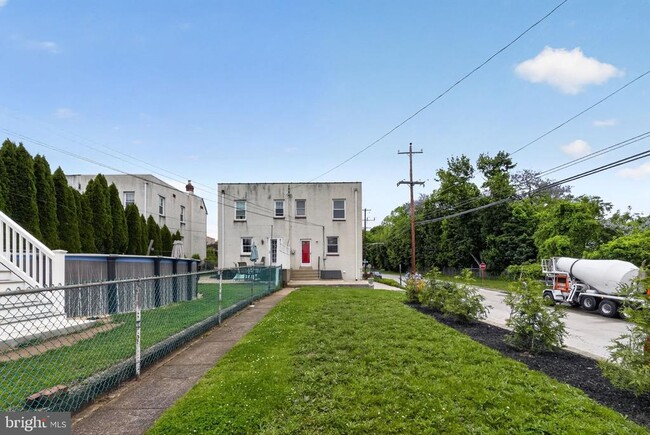 Building Photo - 439 E 11th Ave