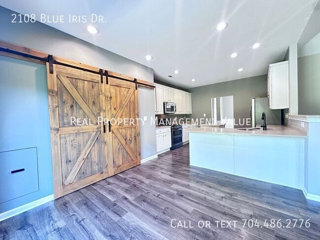 Building Photo - 2108 Blue Iris Dr