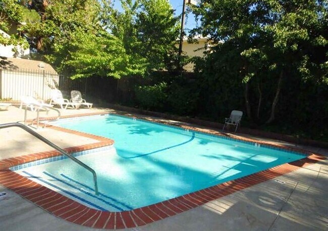 Building Photo - Sparkling Upgrades & Convenient Pleasant H...