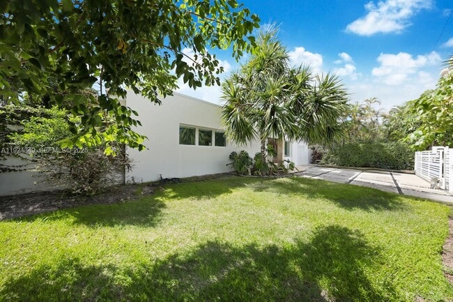 Building Photo - 850 N Venetian Dr