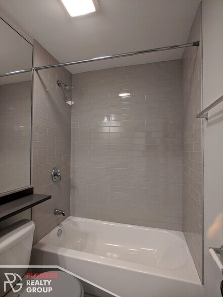 Building Photo - 542 W Surf St