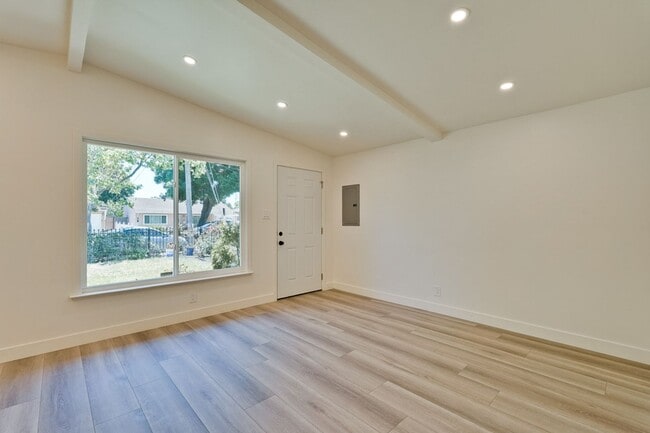 Building Photo - Charming updated 3 bedroom, 1 bathroom hom...