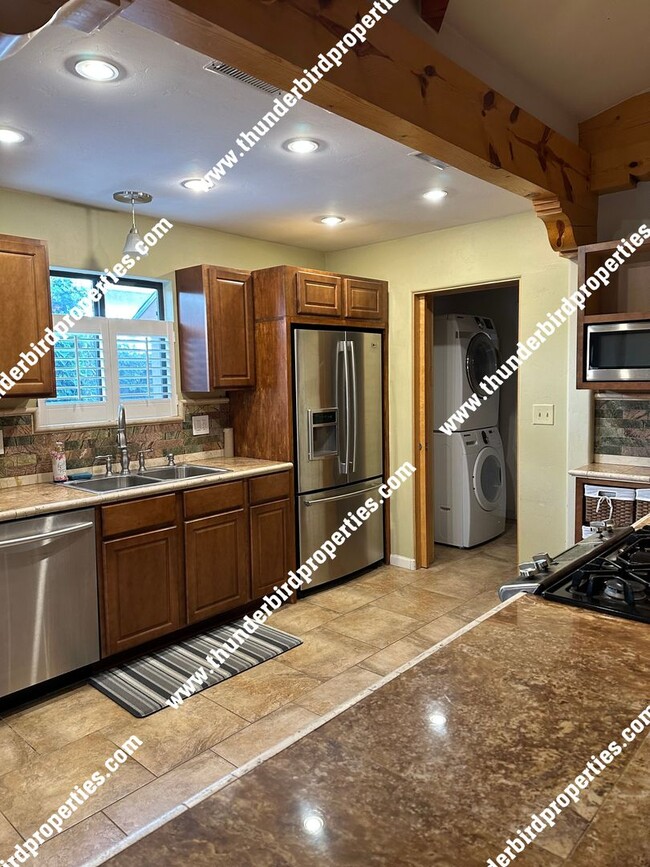 Building Photo - Gorgeous NE Heights Home