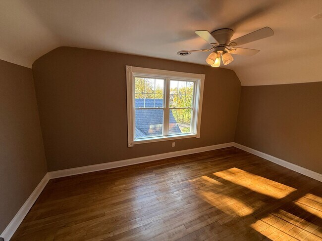 Building Photo - Spacious 4-Bedroom Property with In-Law Su...