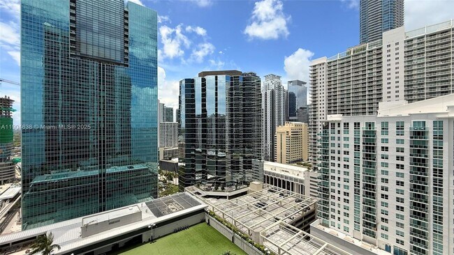 Building Photo - 1300 Brickell Bay Dr