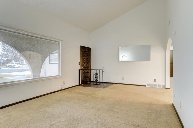 Building Photo - Charming Residence in a Prime Location 3bed/2bath