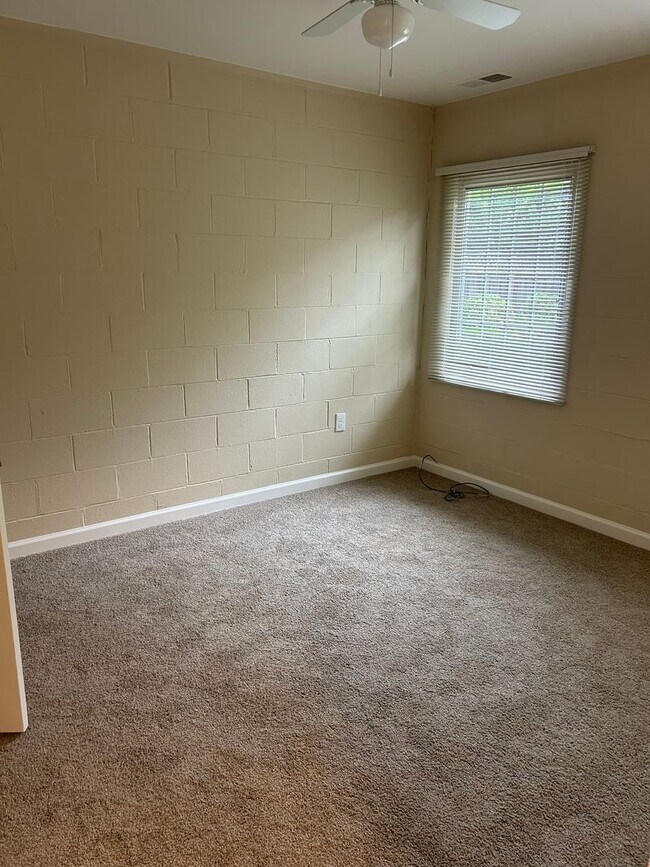 Building Photo - Adorable home in San Carlos with large yard