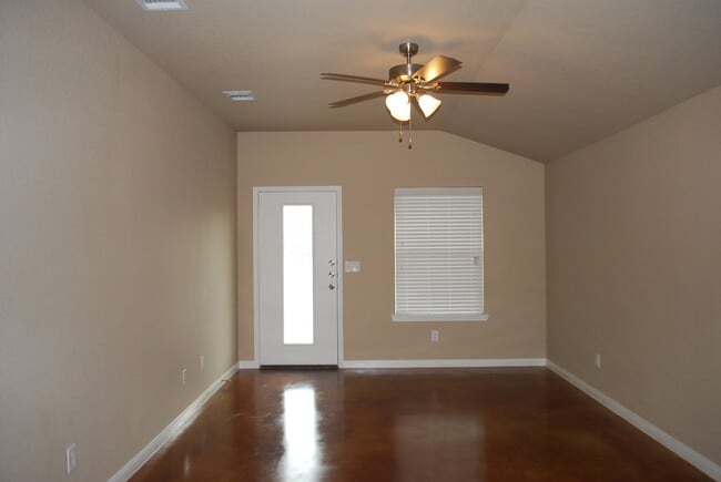 Building Photo - 1512 Dakota Ter