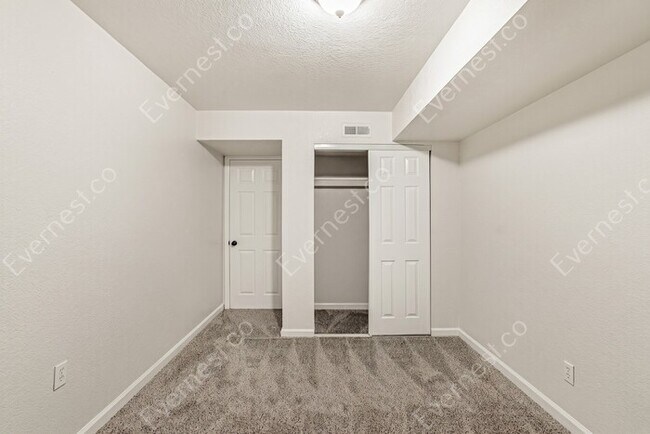 Building Photo - 5 Bed, 3.5 Bath Home with Fenced Yard & Garage / Available Now!