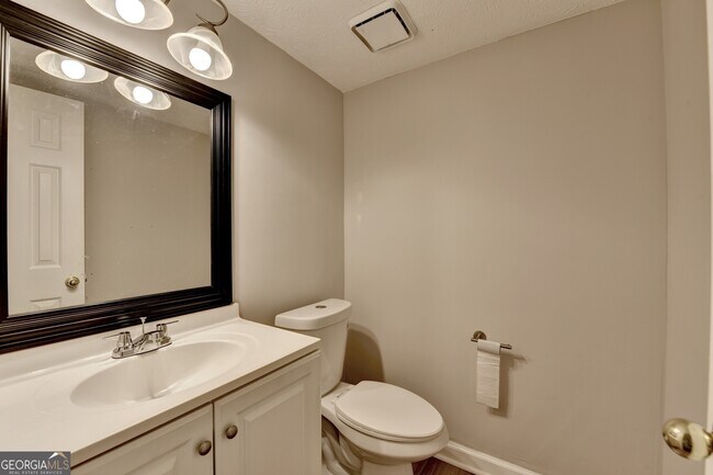 Building Photo - 2115 Glynmoore Dr