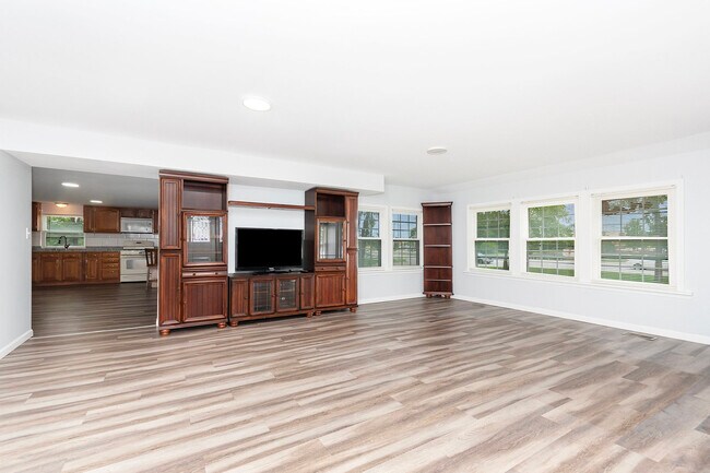 Building Photo - 2576 Plainfield Rd