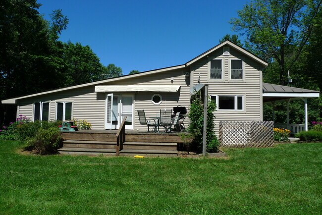 Building Photo - Charming Two-Bedroom Home in a Peaceful Wo...