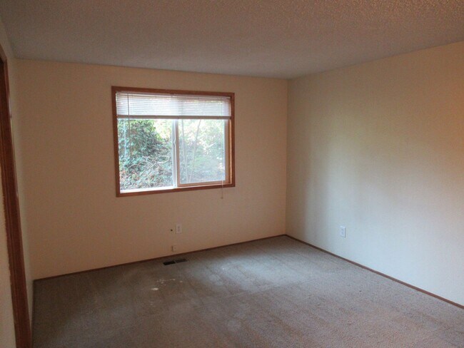 Building Photo - Large 2 bedroom w/ Garage
