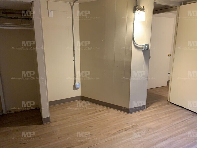 Building Photo - 622 1/2 S Loomis Ave