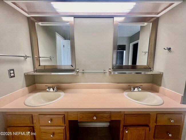 Building Photo - 8456 Bandera Cir W