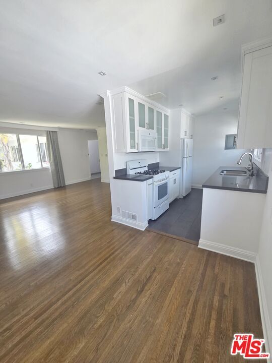 Building Photo - 134 San Vicente Blvd