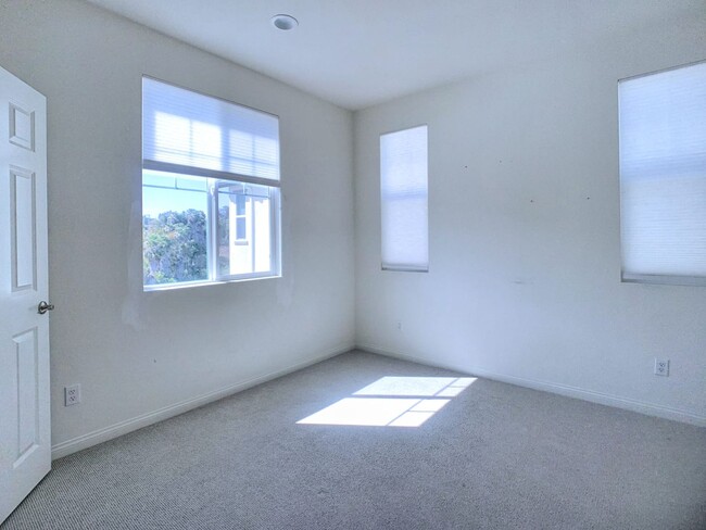 Building Photo - Fully Remodeled 3bed/2.5bath House.