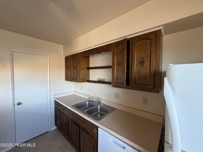Building Photo - 366 W Tamarack Ln