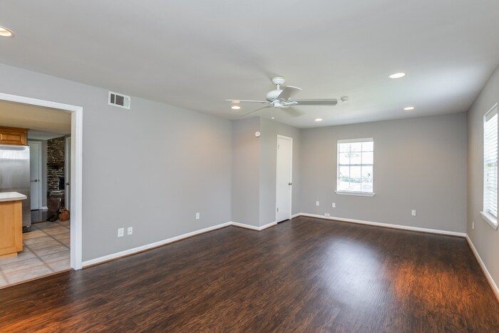 Building Photo - 6840 Briarwood Dr