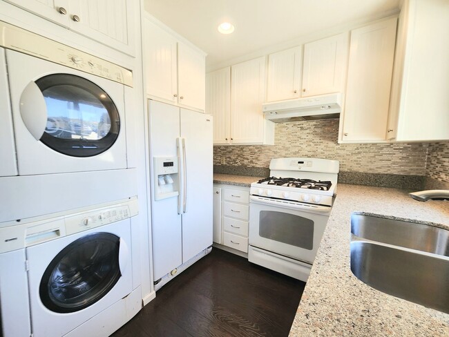 Building Photo - 2 bedroom townhouse