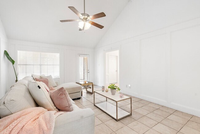 Building Photo - 2214 Deer Valley Dr