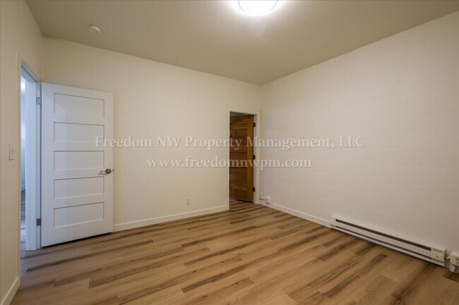Building Photo - 105 W Walnut St