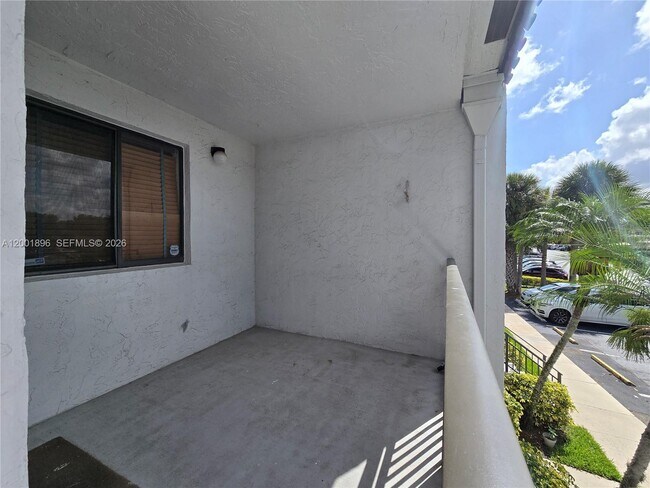 Building Photo - 310 Racquet Club Rd