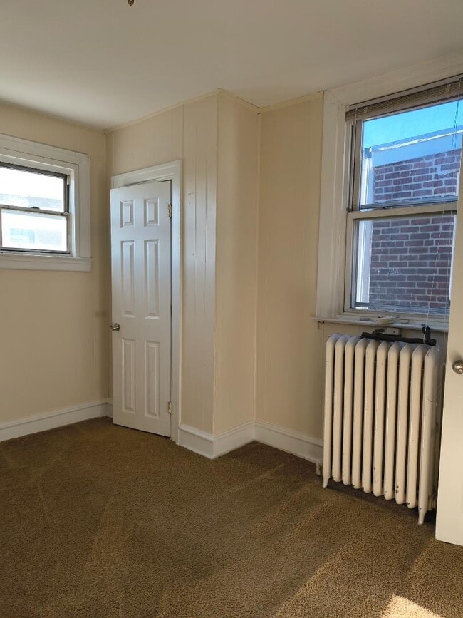 Building Photo - 616 E Wyoming Ave