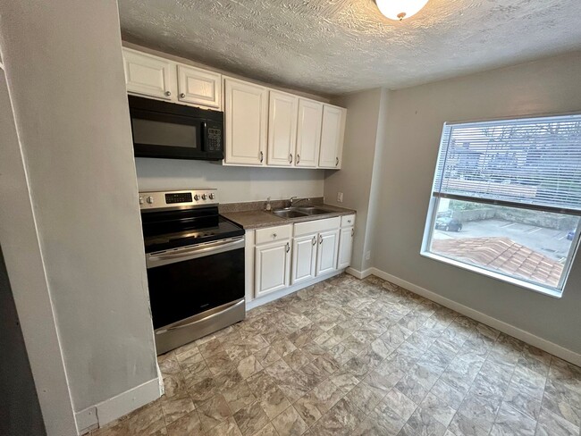 Building Photo - E. WALNUT HILLS - Cute 2 bed in upper of 2...