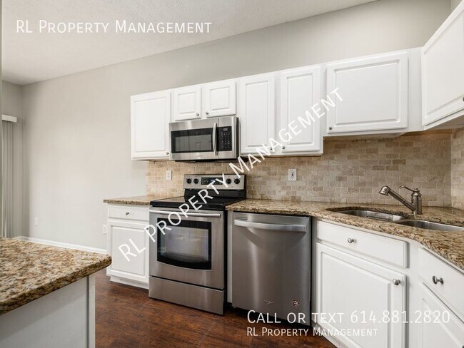 Building Photo - Spacious 3 bedroom 2.5 bathroom condo in W...