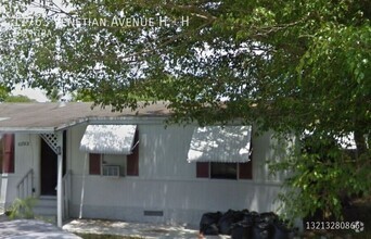 Building Photo - Large 1/1 Apartment in Mobile Home Communi...