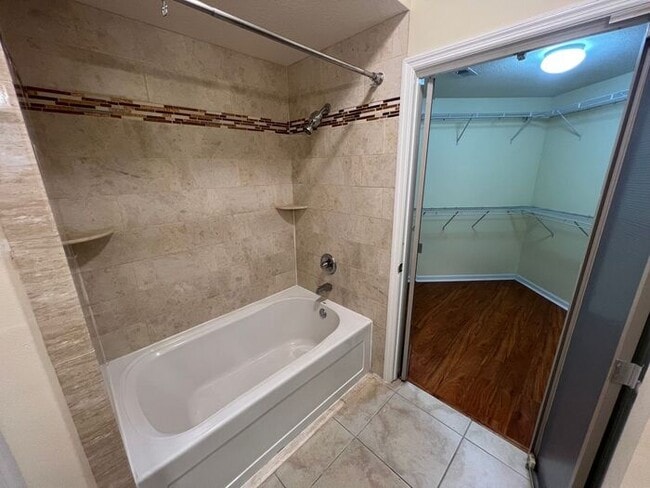 Building Photo - 1BR Condo w/ Lake View + Covered Parking in Town Center