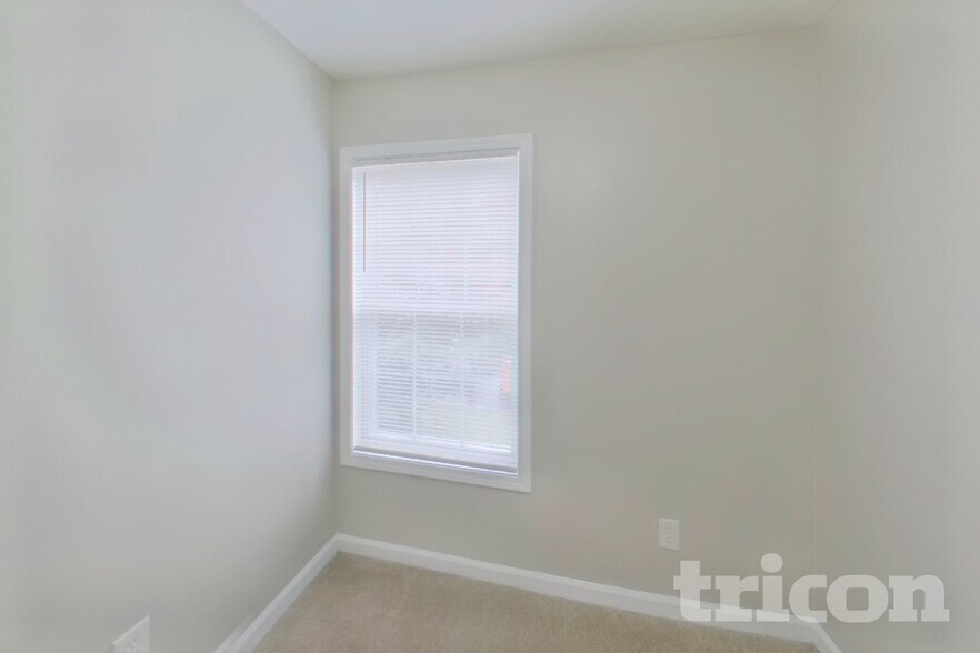 Building Photo - 229 Montclaire Cir