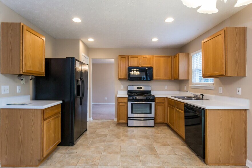 Building Photo - 400 Crested View Dr
