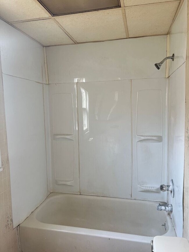 Building Photo - Large 4 bedroom Colonial- Section 8 Accepted- NO DEPOSIT SPECIAL