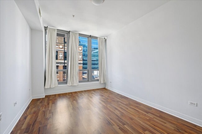Building Photo - 565 W Quincy St