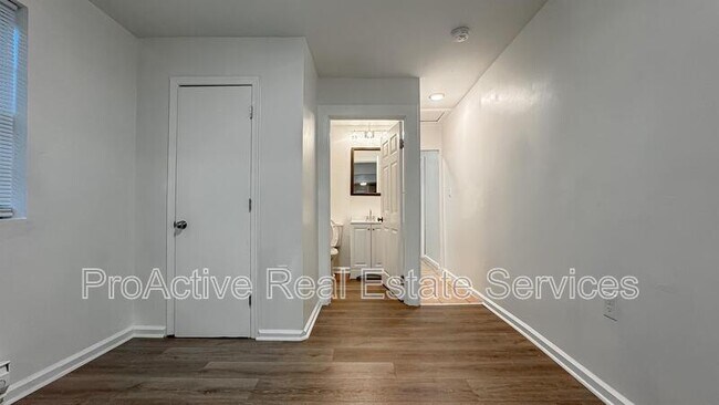 Building Photo - 3027 Peronne Ave